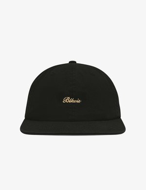 Căciulă neagră din bumbac, cu o coamă plată și un design structurat. Textul brodat în aur "Blkvis" este centrat pe față.