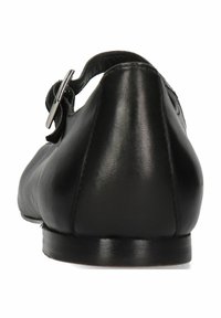 Scarpa in pelle nera con una texture liscia, punta arrotondata e tacco piatto. Caratterizzata da una strap regolabile con un accento di fibbia in metallo.