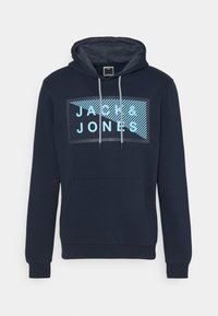 Marinblå hoodie med framficka, dragsko i huven, och en stor grafik i ljusblått som visar "JACK & JONES" och diagonala ränder. Blandning av bomull.