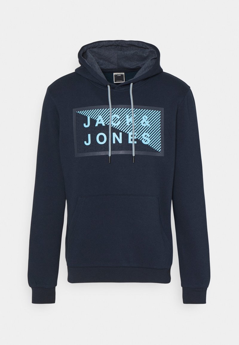Marinblå hoodie med framficka, dragsko i huven, och en stor grafik i ljusblått som visar "JACK & JONES" och diagonala ränder. Blandning av bomull.