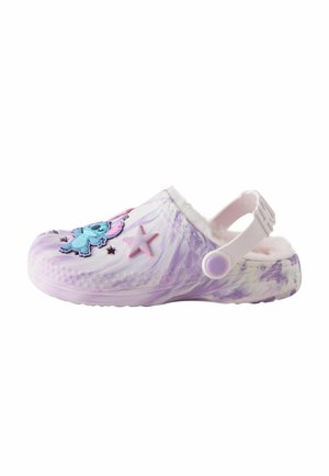 Lilla og hvide slip-on træsko med blå tegneseriefigur, pink stjerne dekoration, justerbar rem og blødt hvidt inderlæg.