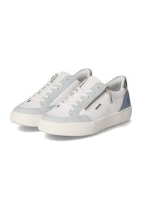 Weiße Sneakers mit hellblauen Wildlederelementen, metallischem Reißverschlussdetail, flacher Sohle und runder Zehenpartie. Entworfen mit Schnürsenkeln und charakteristischer Markenkennzeichnung.