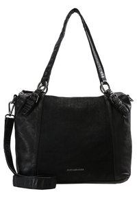Černá kožená kabelka s texturovanou střední částí, dvěma uchy a nastavitelným popruhem přes rameno. Stříbrné kovové doplňky.