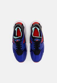 Nike Sportswear AIR HUARACHE UNISEX - Sapatilhas - concord/team orange/copa black white