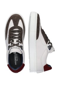 Sneakers con una base in pelle bianca, dettagli in suede marrone, lacci grigi e suola in gomma con dettagli scanalati. Logo sulla linguetta.