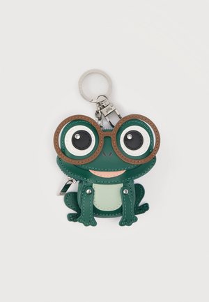 Porte-clés en cuir vert en forme de grenouille avec de grandes lunettes rondes, une bouche souriante et des contrastes de couleurs distincts ; il est équipé de ferrures argentées et d'une fermeture éclair.