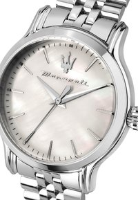 Orologio in acciaio inox argentato con cassa rotonda, quadrante in madreperla bianca, lancette argentate e bracciale metallico a maglie. Presenta il logo Maserati.