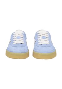 Sneaker blu in suede con lacci bianchi, linguetta imbottita e suola in gomma. Presenta una superficie testurizzata e strisce laterali bianche in contrasto.