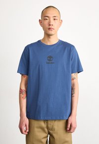Timberland - SMALL LOGO PRINT TEE LEMON PEPPER - Print T-shirt - dark denim Thumbnail Image 1
