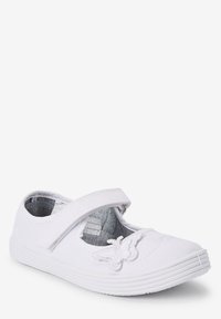 Weißes Leinen-Schuhpaar mit runder Spitze, Klettverschluss und gesticktem Schmetterlingsdetail. Verfügt über eine strukturierte, gummierte Sohle für besseren Halt.