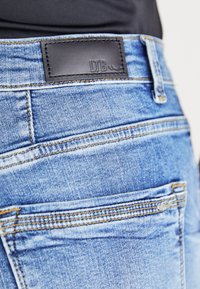 Hele sinised denim teksad musta nahast LTB sildiga, nähtava õmblusega ja tasku detailiga. Kangas on pehme tekstuuriga.