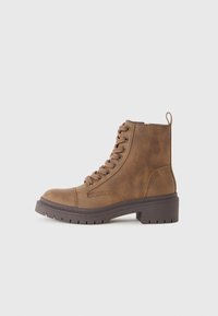 Bottine marron à lacets avec semelle et talon épais noirs, petite languette à l'arrière, et finition lisse, présentée sur fond blanc.