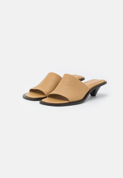 Filippa K NALMA MID HEEL - Mules de salto - dune beige
