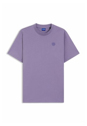 T-shirt semplice lavanda a maniche corte con collo a giro e piccolo logo circolare sul petto sinistro, etichettato HUGO all'interno del colletto.