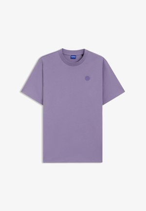 Camiseta lisa de lavanda con mangas cortas y cuello redondo, con pequeño logo circular en el pecho izquierdo, etiquetada con HUGO en el interior del cuello.