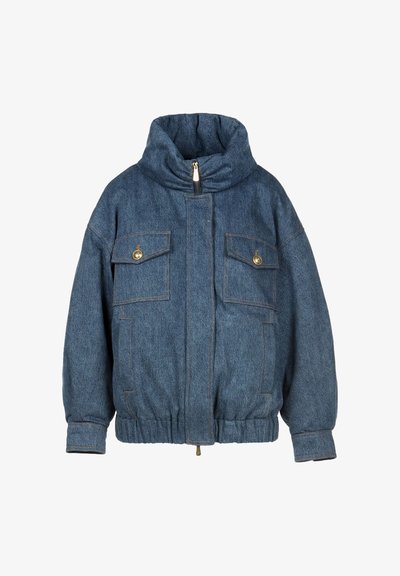 Denim striukė su aukštu apykakle, užtrauktuku, dviem priekiniais kišeniais su auksinėmis sagomis ir elastinga apačia bei rankogaliais. Textūruotas mėlynas audinys.