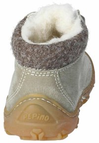 Šedé semišové boty s hnědým plstěným límcem, mají texturovanou gumovou podrážku s vyvýšeným logem "PEPINO". Po stranách jsou šité detaily.