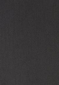 Tissu textile en gris foncé, présentant une texture lisse avec un motif tissé fin, adapté à diverses applications.