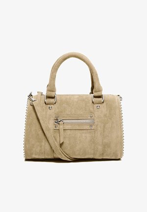 Geantă de mână din piele întoarsă bej, cu mânere duble, buzunar frontal cu fermoar, ținte argintii pe margini și curea de umăr detașabilă.