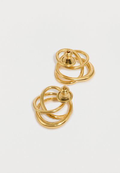 Guld spiral øreringe med sammenflettede løkker og en central stang, glat overflade med poleret finish, der fremhæver et moderne design.