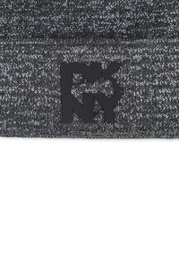 Szary, dziany beanie z fakturowanym wzorem i wyraźną czarną naszywką logo DKNY z przodu. Miękka, elastyczna tkanina.