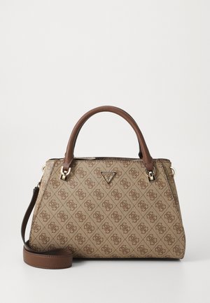 Braune Handtasche mit Muster, zwei Griffen und einem abnehmbaren Schultergurt, vorne mit einer kleinen dreieckigen Logo-Plakette.