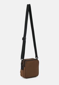 Carhartt WIP ESSENTIALS BAG SMALL UNISEX - Taška s příčným popruhem - tamarind