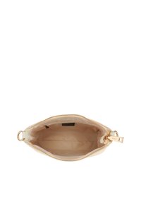 Pochette beige con zip, dalla superficie liscia e interni foderati, con dettagli in hardware dorato. Presenta una singola tasca con un design minimalista.