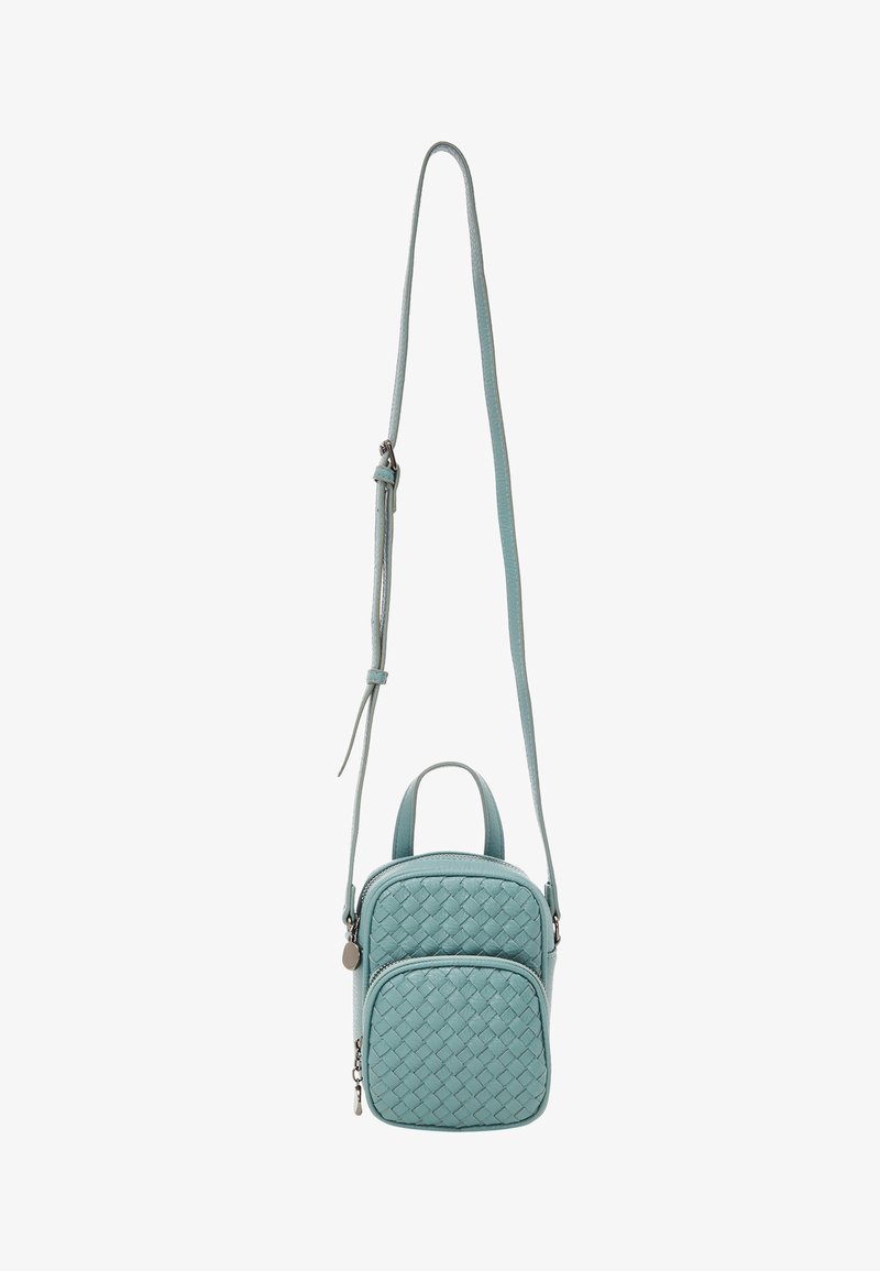 Vävd läder crossbody-väska i ljusblå, med två zip-fickor, ett handtag på toppen och justerbar rem för mångsidighet.