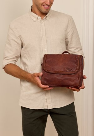 Gusti Leder, AIDAN - Neceser - braun