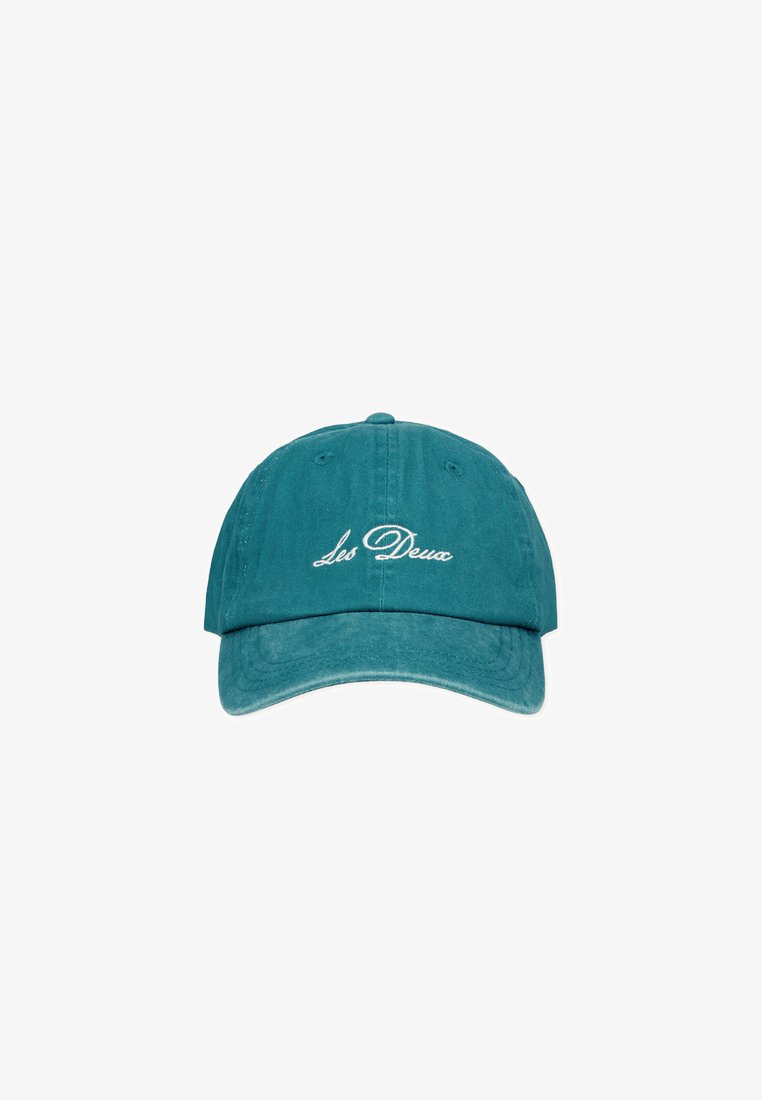 Căciulă de baseball din bumbac verde teal cu vizieră curbată, având brodat pe față textul alb "Les Deux". Material moale, texturat.