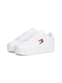 Weiße Leder-Sneaker mit flachen Schnürsenkeln, einer strukturierten weißen Plattformsohle und einem Seitenlogo mit roten und blauen Akzenten.