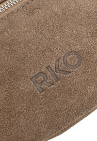 Rjavi nubuk slip-on čevlji z embosiranim logotipom "RKO", z zadrgo ob strani, teksturirano površino in zaobljeno obliko.