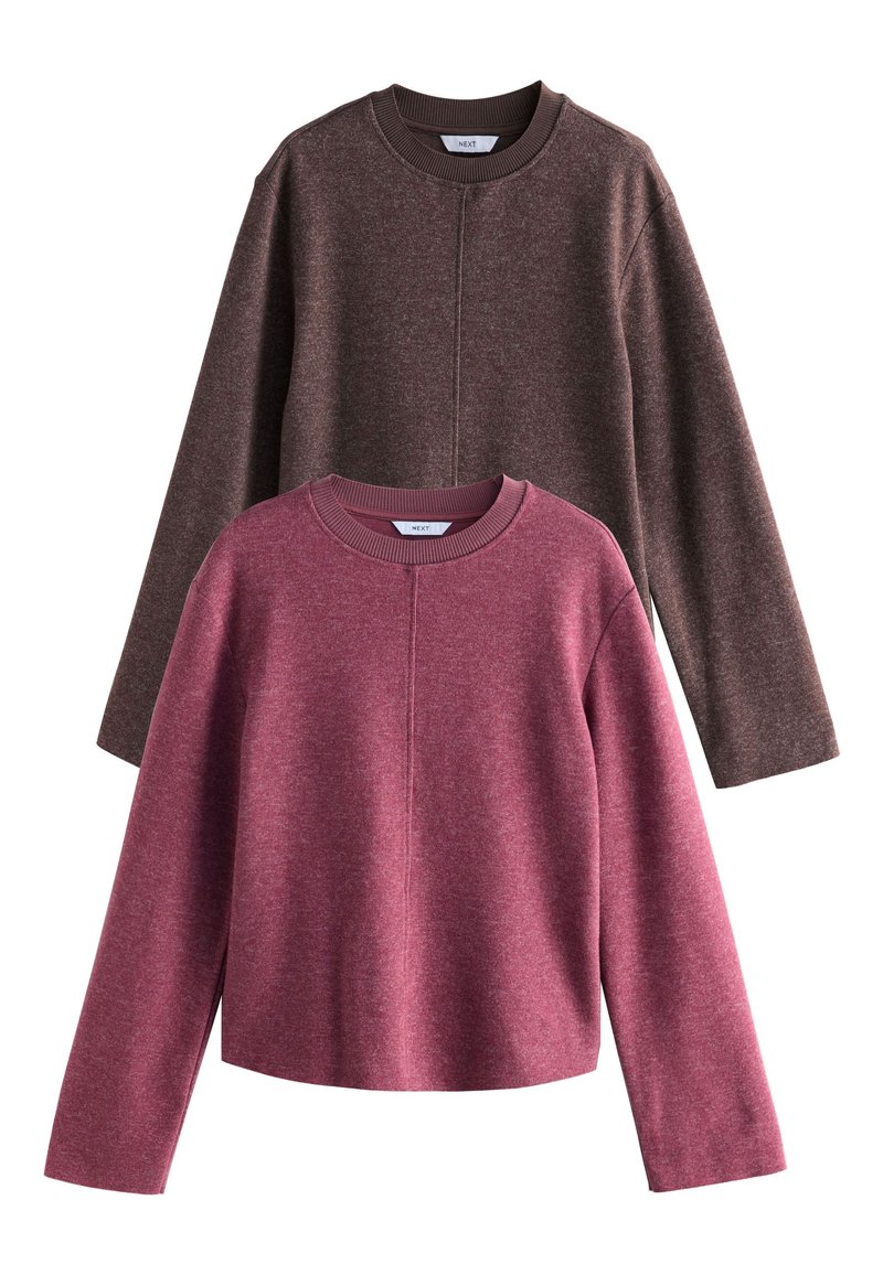 Deux sweatshirts à manches longues en marron foncé et rose, avec des encolures rondes, un tissu texturé et des bordures de cou contrastantes.