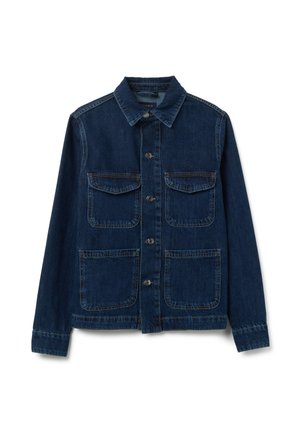 Giacca di jeans blu scuro con quattro tasche frontali, chiusura con bottoni, maniche lunghe e colletto classico su sfondo bianco.
