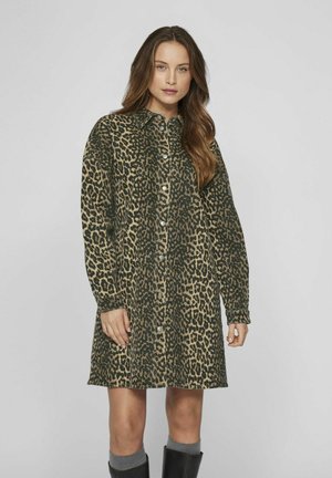 Šaty s leopardím vzorem v tlumených zelených a béžových tóninách, s knoflíkovou přední částí, límečkem a dlouhými rukávy s uvolněným střihem.