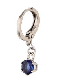 Silberne Metall-Hoops mit einem runden blauen Edelstein, der in einer Metallkrallenfassung sitzt und von einem kleinen Kettenlink abgehängt ist.
