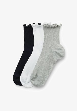 Drei Paar Socken: navyblau, weiß und grau. Gerippte Textur mit gefransten Rändern. Jede Socke hat ein abgerundetes Zehen Design.