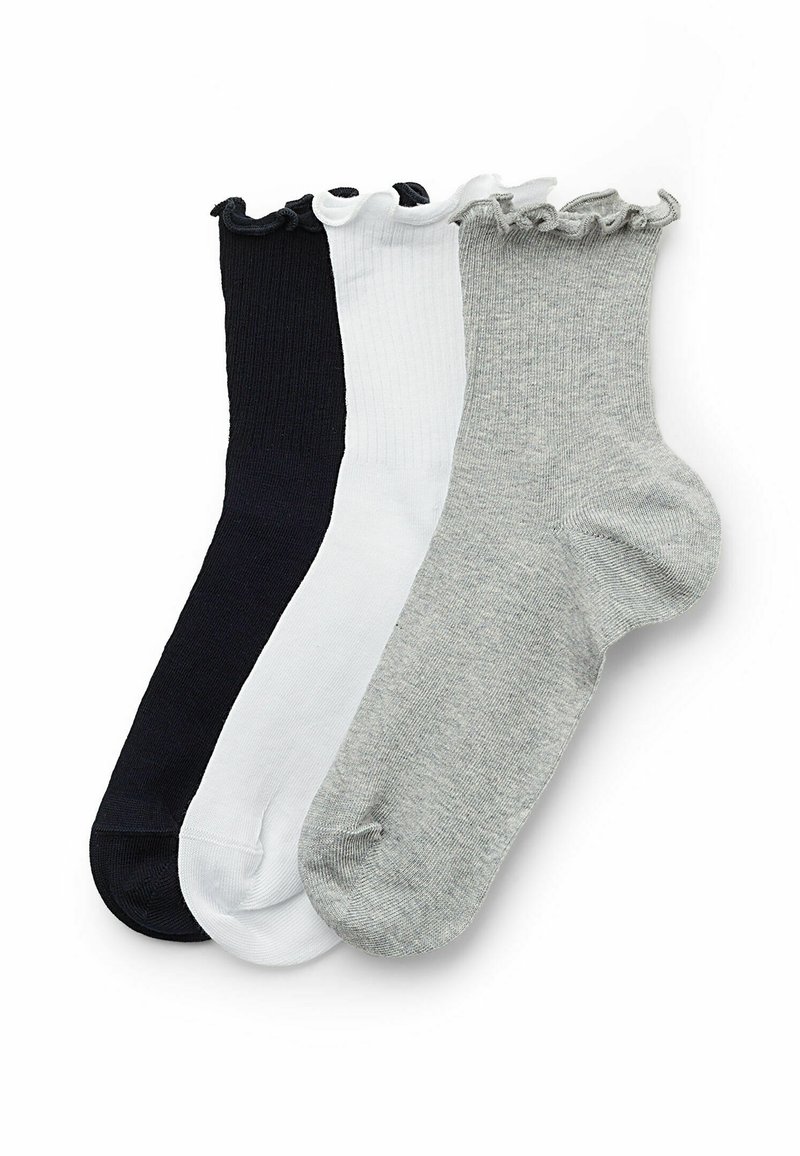 Trzy pary skarpetek: granatowe, białe i szare. Żebrowana tekstura z falbaniastym wykończeniem na górze. Każda skarpeta ma zaokrąglony kształt palców.