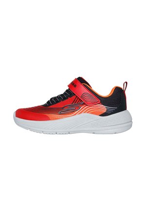 Zapatilla deportiva en rojo, naranja y negro con suela blanca, cierre de velcro, diseño con cordones y logo de la marca en el lateral.