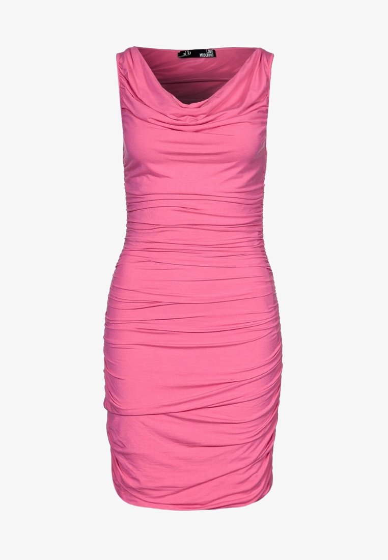 Robe ajustée sans manches de couleur rose vif, avec un décolleté drapé et une texture froncée sur le corsage et la jupe.