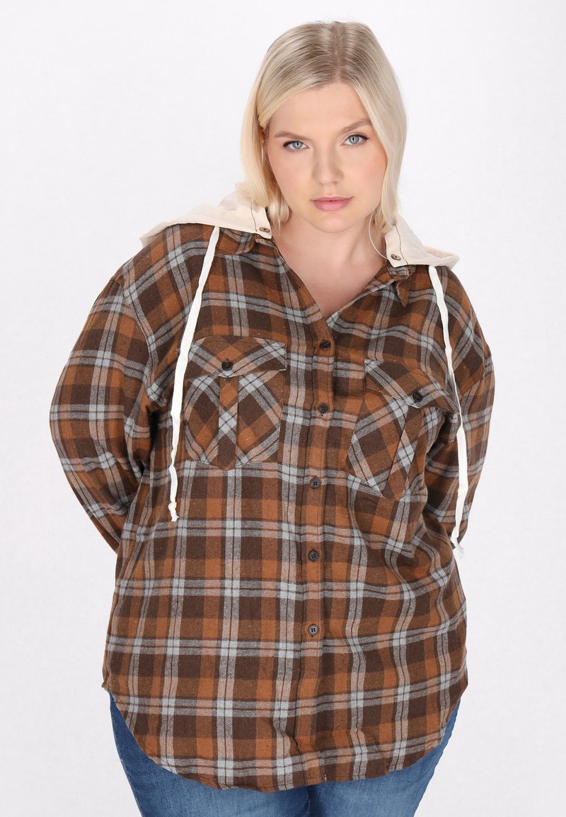 Brązowa koszula w kratę z flaneli z beżowym kapturem, posiadająca dwie kieszenie na piersi oraz zapięcie na guziki z przodu. Teksturowany materiał o luźnym kroju.