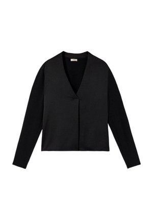 Schwarze, langärmelige V-Ausschnitt-Strickjacke mit versteckter Vorderseite und leicht verkürztem Schnitt, auf weißem Hintergrund dargestellt.