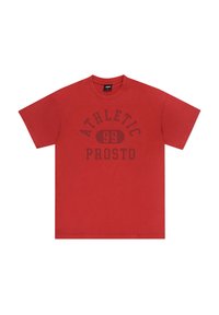Czerwona bawełniana koszulka z krótkim rękawem, okrągłym dekoltem i ciemnym nadrukiem z napisem "ATHLETIC 99 PROSTO" w pogrubionej czcionce na przodzie.