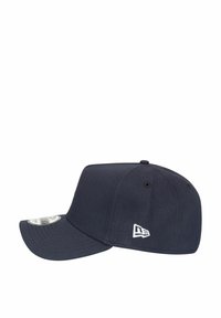 Marineblaue Cap aus glattem Stoff. Mit einem gebogenen Schirm und kleinem weißem Logo an der Seite. Sechs Belüftungsöffnungen.