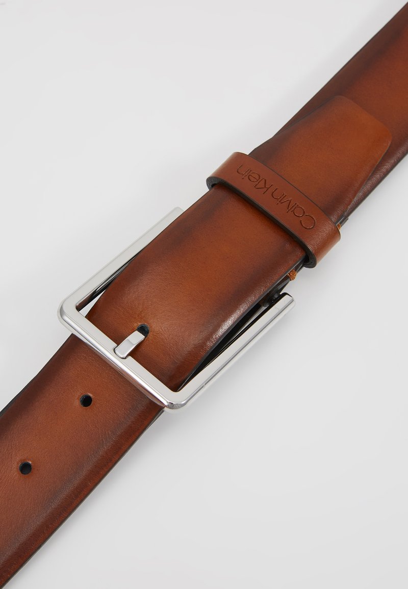 Calvin Klein BOMBED BELT - Gürtel business - brown/braun