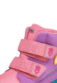 Paarse en roze kinderlaarzen met klittenbandsluitingen, met een gestructureerde bovenkant, rubberen zool en kleurrijke karakteraccenten.