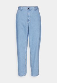 Hellblaue Jeanshose mit hoher Taille, geraden Beinen, frontalen Taschen und einem einzelnen Metallknopf am Bund. Sichtbare Nahtdetails.