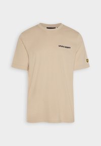 Beżowy bawełniany t-shirt z krótkimi rękawami, okrągłym dekoltem, czarnym napisem "LYLE & SCOTT" na przodzie oraz żółtym haftowanym logo na rękawie.