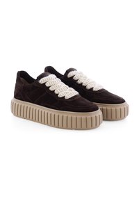 Braune Wildleder-Plateau-Sneaker mit dicken, rillenförmigen beigen Sohlen. Breite gewebte cremefarbene Schnürsenkel an der Oberseite und ein abgerundetes Zehendesign.